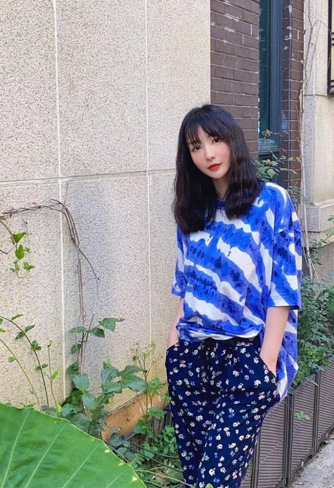 柳岩在家换上家居服变“宅女”,乡村风碎花裤太抢镜