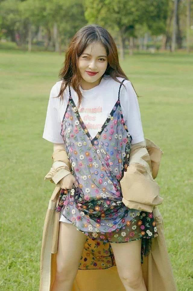 穿“乡村风”上身的金泫雅却毫无违和感，颜值和身材超棒