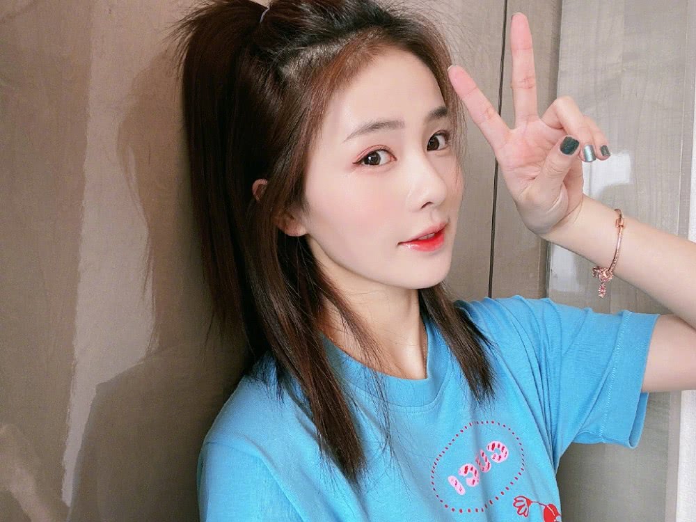 白鹿穿蓝色T恤扎小马尾，比剪刀手也太俏皮了