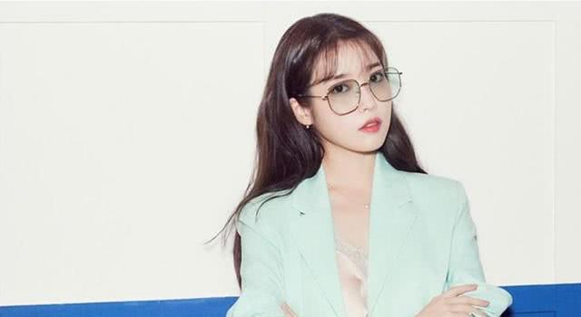 IU穿蓝色西装拍摄大片,慵懒性感太受大家喜爱了