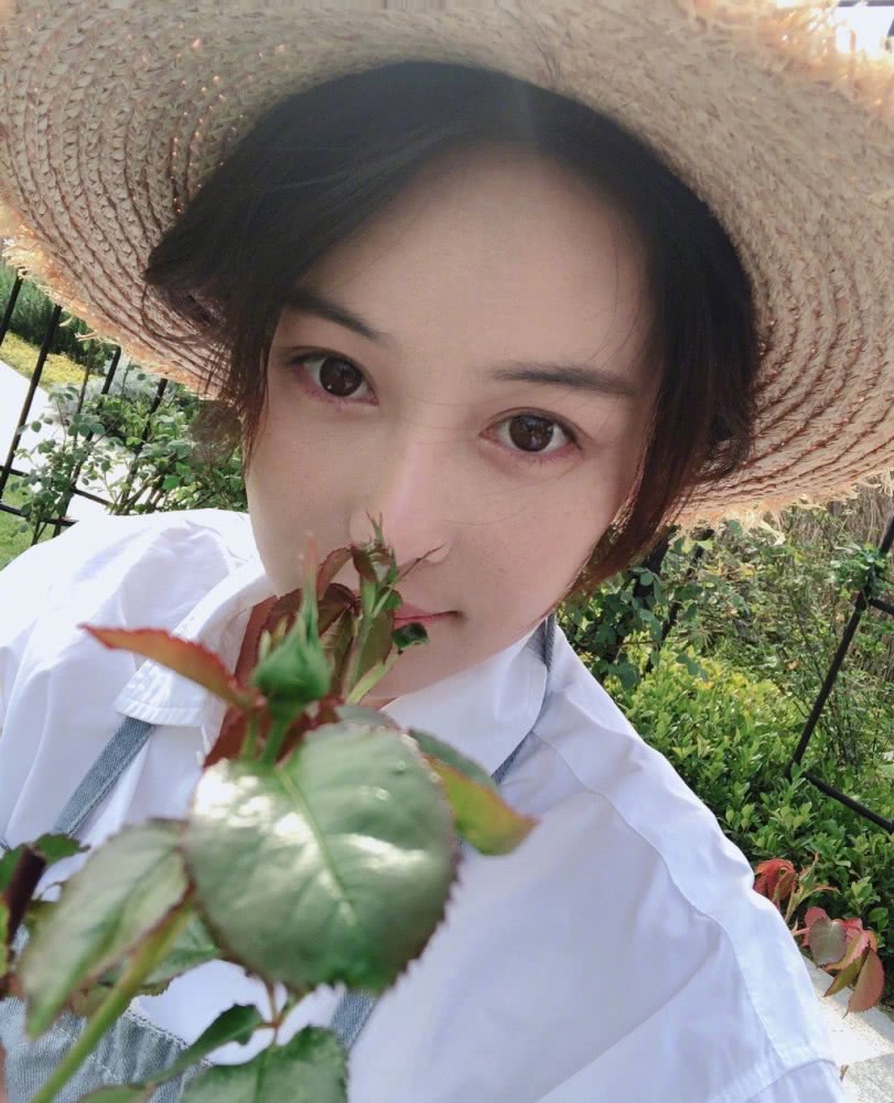 张馨予穿白衬衫牛仔围裙戴草帽,43岁娇嫩成18岁少女