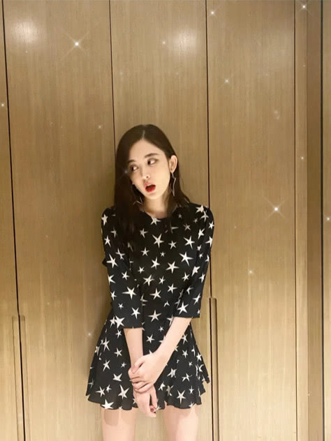 古力娜扎和吴宣仪同穿星星裙装造型,到底谁看起来更甜美?