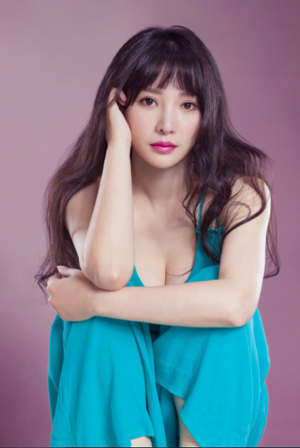 有种裤子叫柳岩的连体裤,104斤身材曼妙不显胖,她真的太会挑