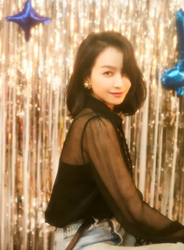 宋茜穿薄纱衫配喇叭裤复古优雅，换短款毛衣搭配阔腿裤时髦干练