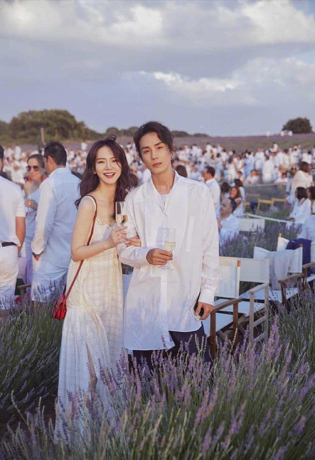 戚薇李承铉夫妇合体在国外亮相,穿白色吊带连衣裙清纯可爱