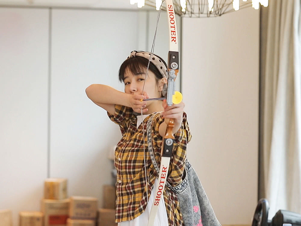 阚清子和程潇穿同款黄色格子衫,还和关晓彤撞上了!