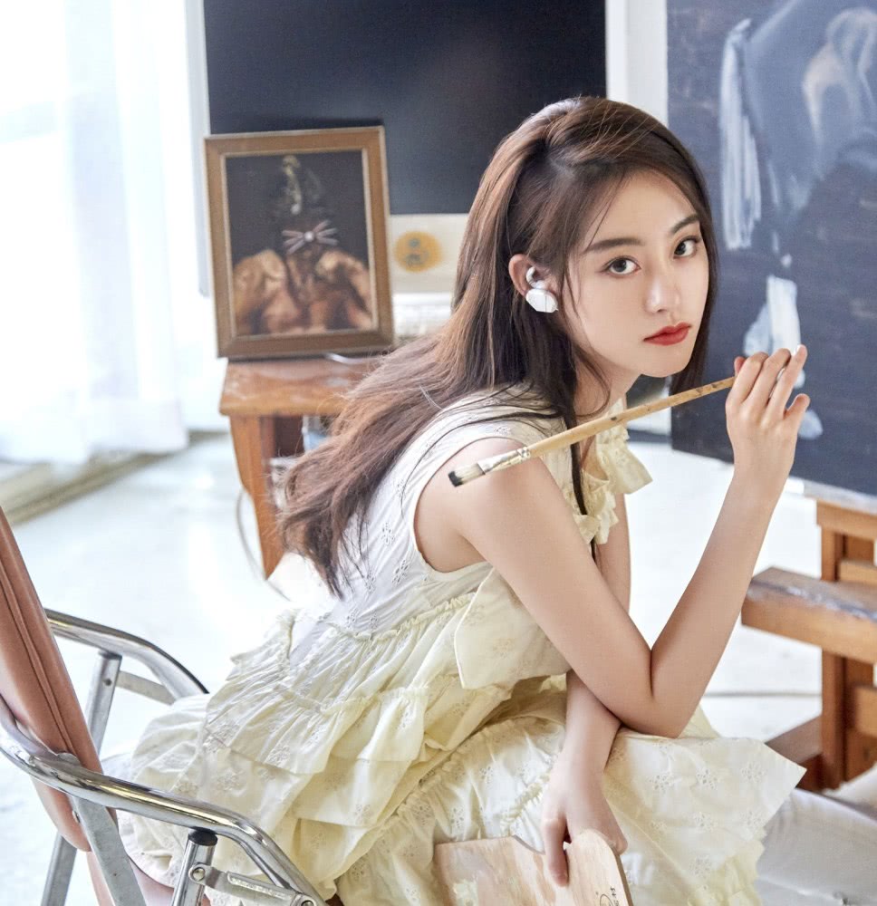 祝绪丹穿黄色无袖层叠裙,娇嫩甜美似少女