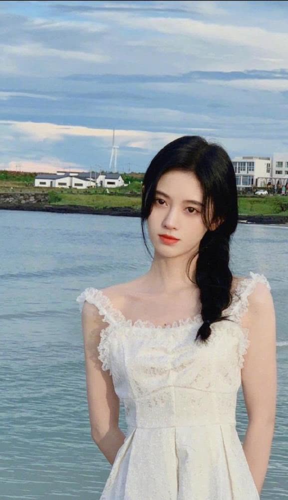 佟丽娅一条两根带子的裙子也能穿的很美,气质真好