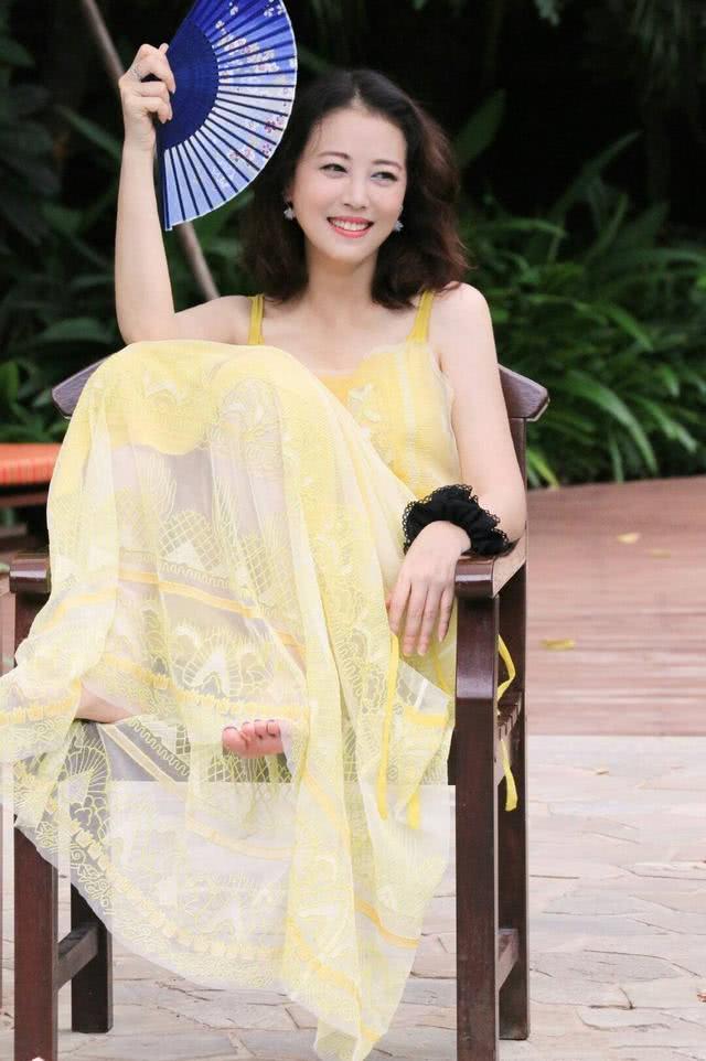 周海媚最新打扮像18岁少女,美起来真不低调