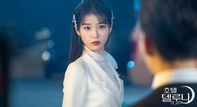 《德鲁纳酒店》专属于IU的复古风,优雅迷人的关键!在于它们