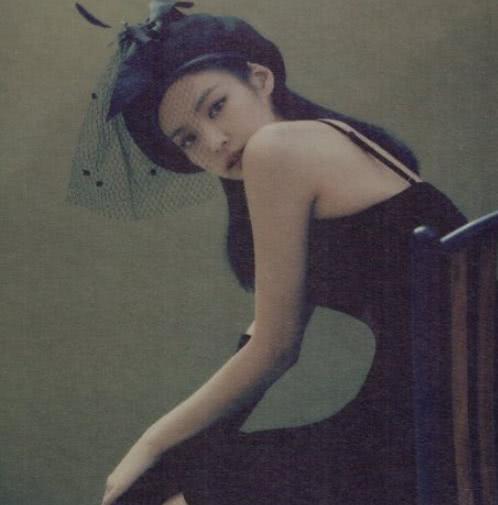 金智妮金发波浪卷一言难尽，丸子头有时可爱有时酷！太百变