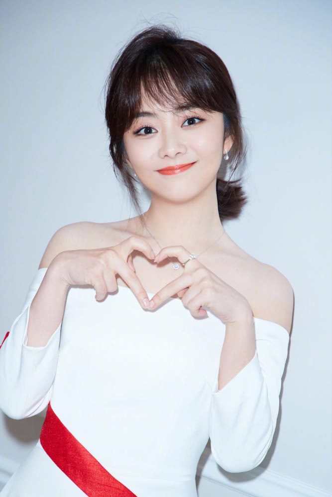 谭松韵娃娃衫配双麻花辫,小学生都不敢这么穿