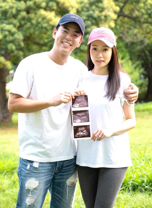 柯有伦和老婆同框晒照 宣布晋升人父