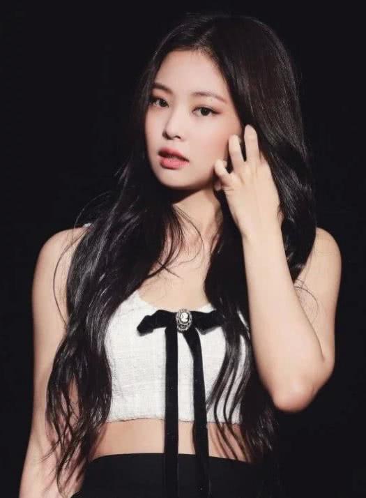 金智妮金发波浪卷一言难尽，丸子头有时可爱有时酷！太百变