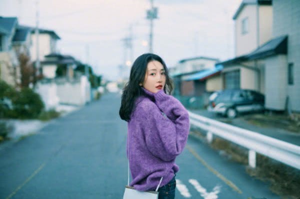 王鸥把基础款毛衣穿出了大牌感,37岁还拥有好身材