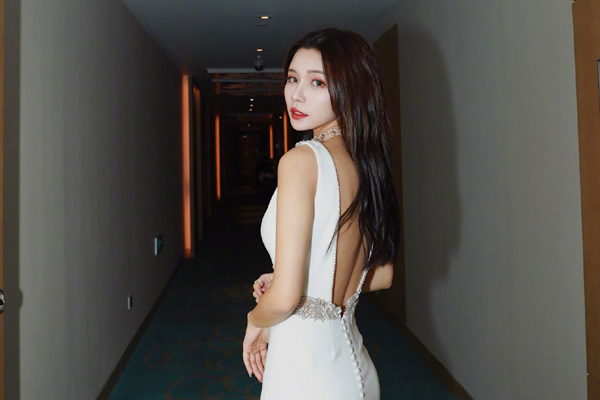 穆雅斓是靠什么红起来的 自称推荐产品获得诺贝尔奖引网友争议