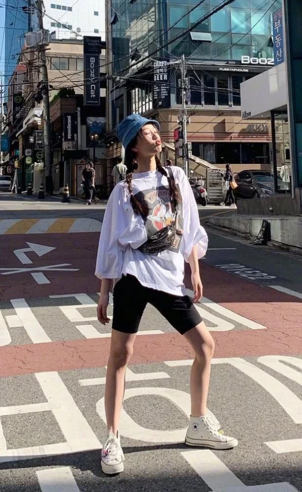 虞书欣挑战四分裤秀腿,不愧是可爱“小作精”