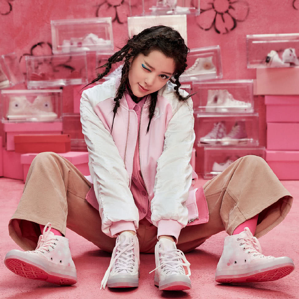 欧阳娜娜简约白T加浅棕阔腿裤,身材比例让人羡慕