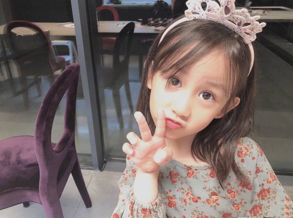 孙莉晒黄少艾近照,偷穿妈妈高跟鞋凹造型,两年前的碎花裙还再穿