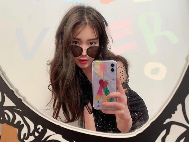 IU穿蓝色西装拍摄大片,慵懒性感太受大家喜爱了