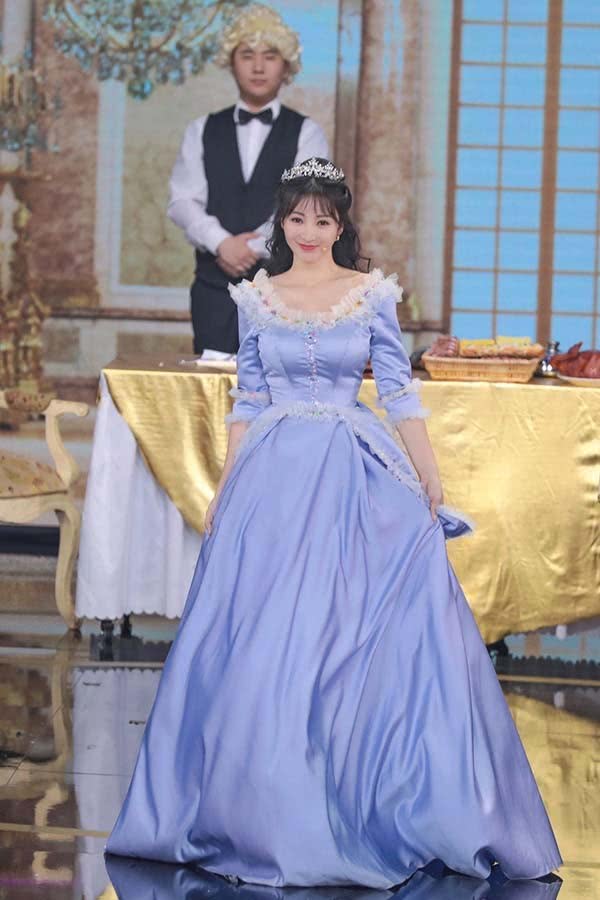 柳岩穿“公主裙”甜美优雅,终于高调美了一回