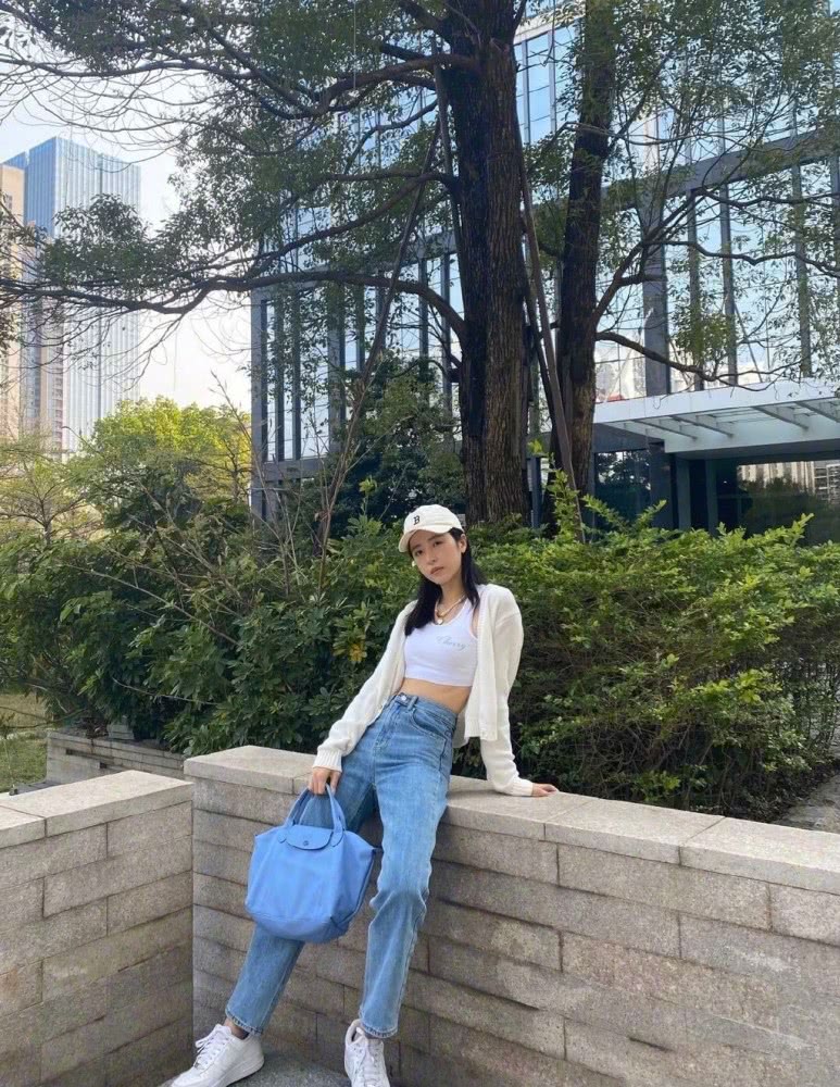 周雨彤穿短款毛衣配牛仔裤,大长腿藏不住