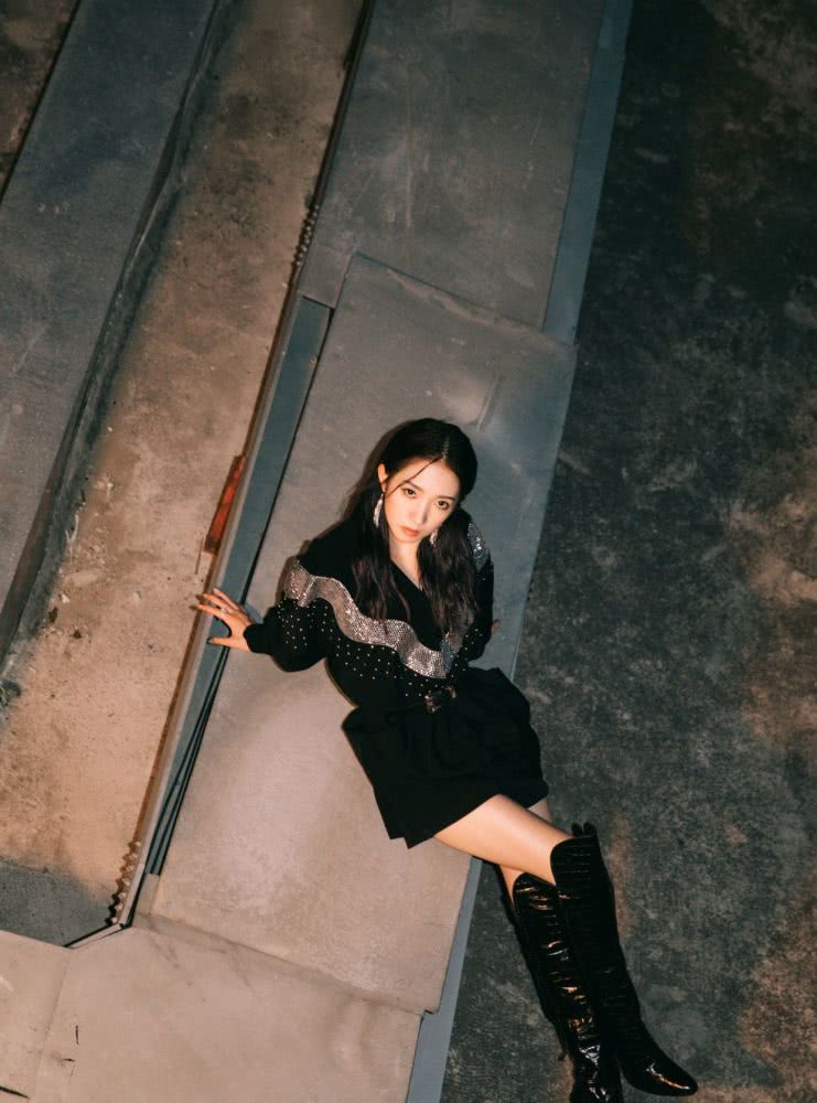 孟美岐身穿黑色亮片上衣搭配黑色热裤,酷炫个性有魅力
