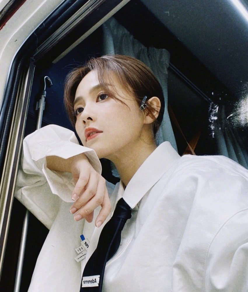 白鹿穿蓝色T恤扎小马尾，比剪刀手也太俏皮了