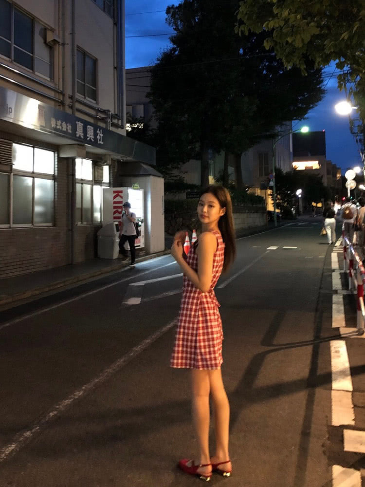 MAI和JENNIE仗着身材好同穿格纹吊带裙,你更喜欢谁的穿衣打扮呢