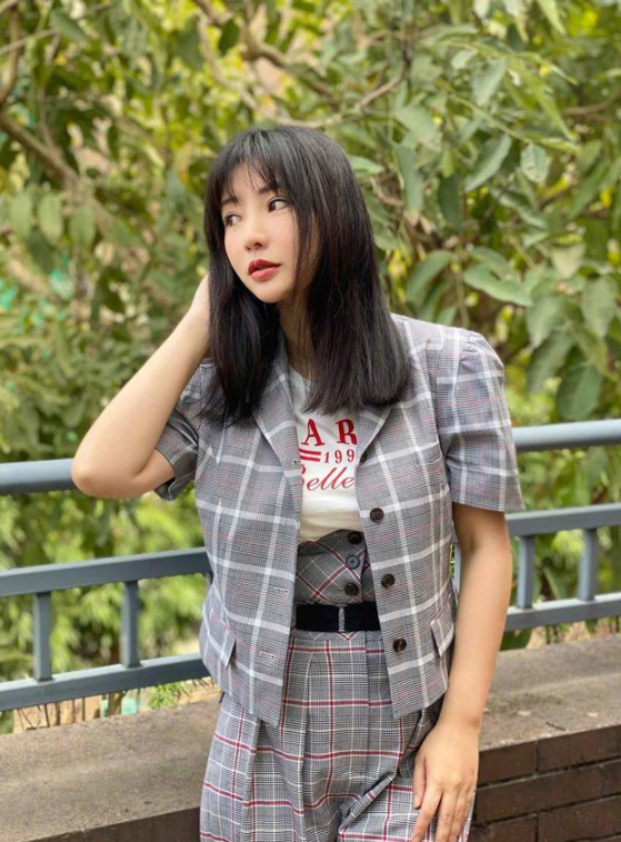 柳岩为显腿长裤腰快要提到了“胸口”,结果却出人意料的好看