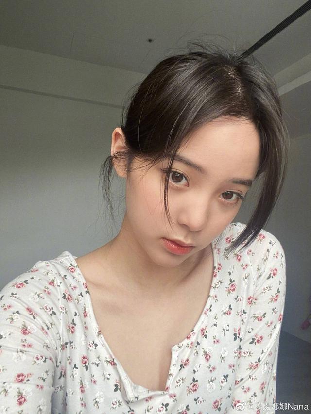 欧阳娜娜发自拍,白底碎花上衣小露锁骨,这是改走小性感路线?