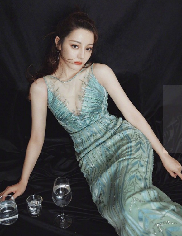 最近很火的“过山车”身材是什么？看迪丽热巴的造型，秒懂！