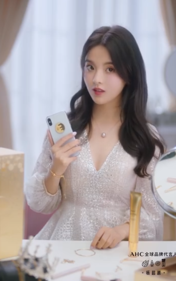 杨超越V领亮片裙略显成熟，展现迷人女人味