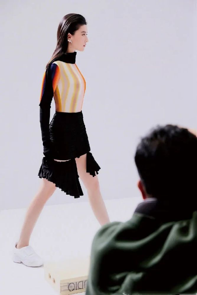 刘亦菲拍时尚杂志破烂包臀裙也敢穿出来,这曲线也太好了