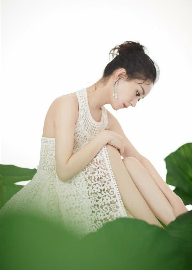 赵丽颖穿白裙复工营业，网友赞叹：这是仙女下凡吧！太美了