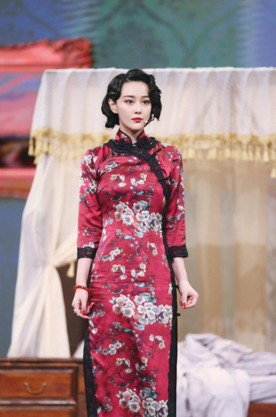 张馨予穿旗袍太有女人味了,身材凹凸有致十分妖娆