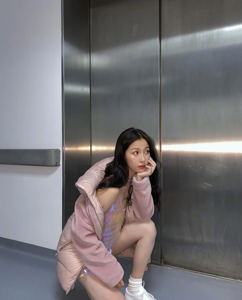 虞书欣穿“鳞片裙”魅惑至极，本以为是小萝莉一枚，没想到身材太有料