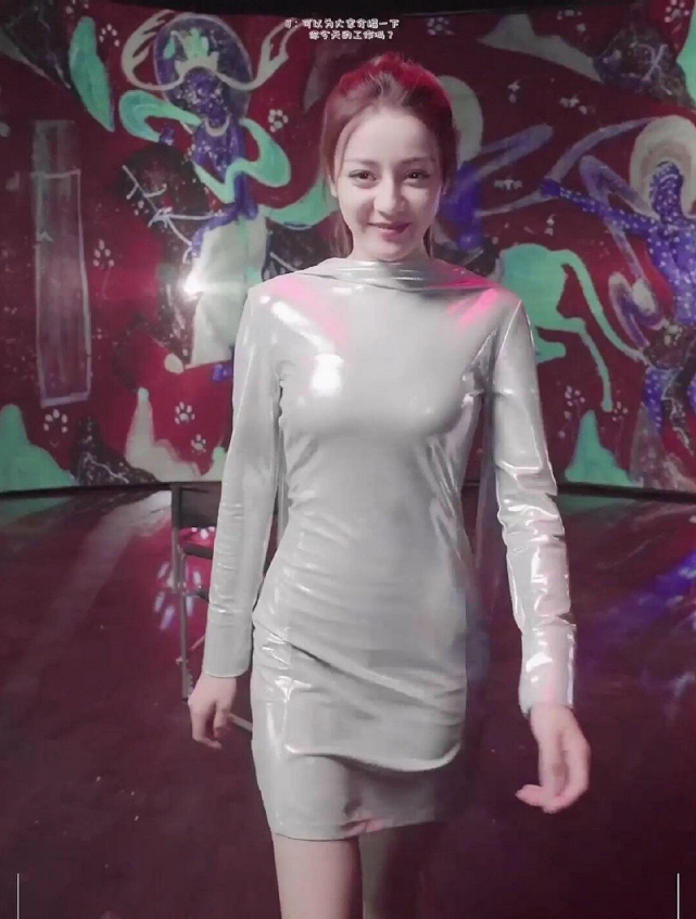 迪丽热巴紧身裙造型太性感,沙漏腰臀比太抢镜