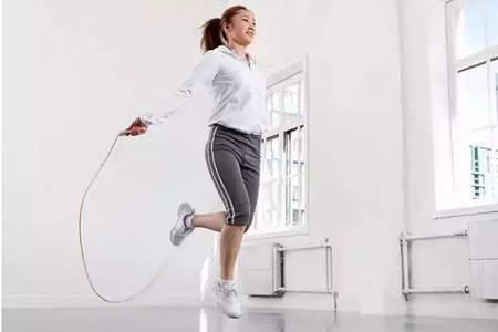 减肥跳绳的好处及最佳时间，每天坚持20分钟瘦身效果惊人