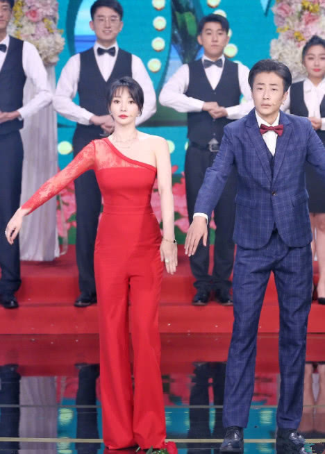 有种裤子叫柳岩的连体裤,104斤身材曼妙不显胖,她真的太会挑