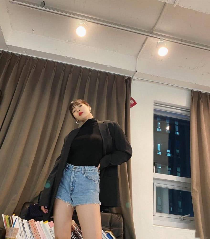 金泫雅的肉肉腿太撩人!男友风西装配黑靴气质超A,齐刘海美回初恋