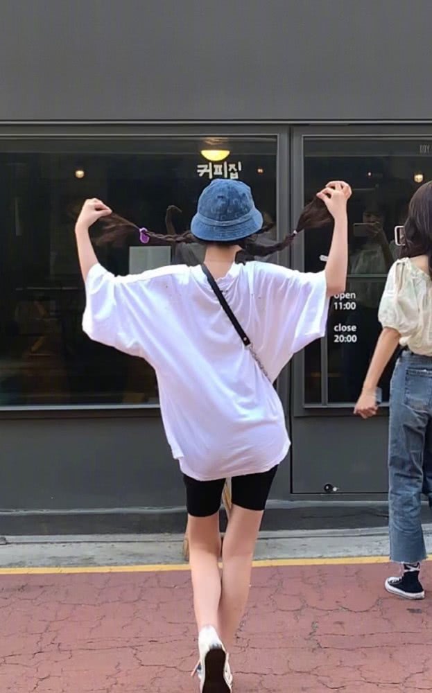 虞书欣挑战四分裤秀腿,不愧是可爱“小作精”