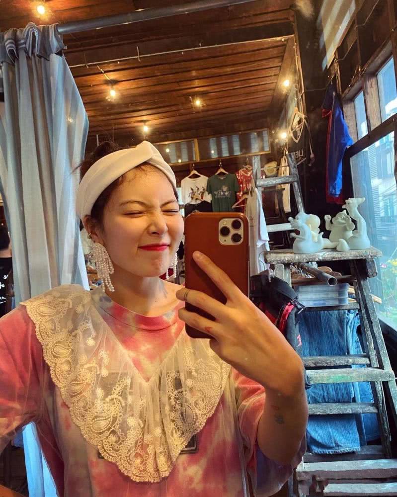 金泫雅的肉肉腿太撩人!男友风西装配黑靴气质超A,齐刘海美回初恋