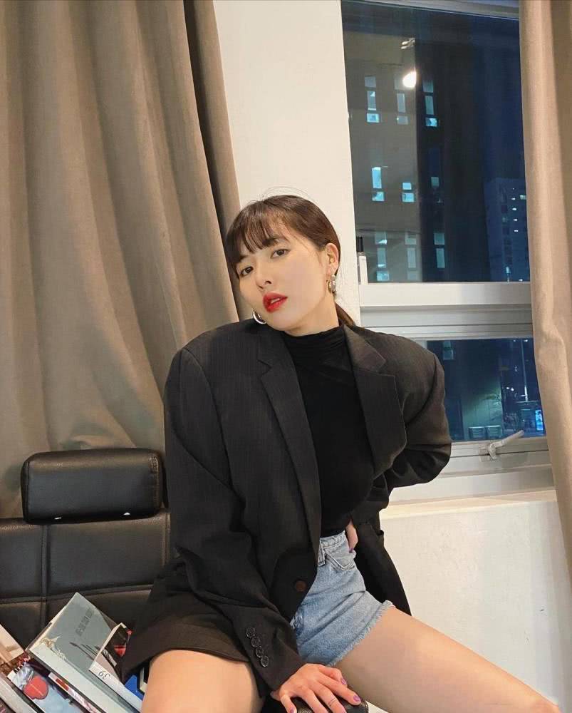 金泫雅的肉肉腿太撩人!男友风西装配黑靴气质超A,齐刘海美回初恋