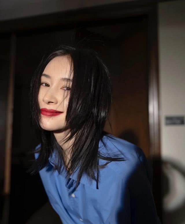 王子文的衬衫真提神,肥大服装下身材娇小太美了