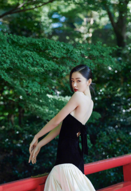 张天爱真是仙女体质,穿薄纱裙气质超好太唯美