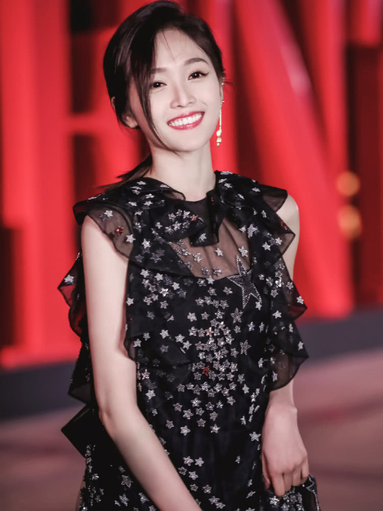 古力娜扎和吴宣仪同穿星星裙装造型,到底谁看起来更甜美?