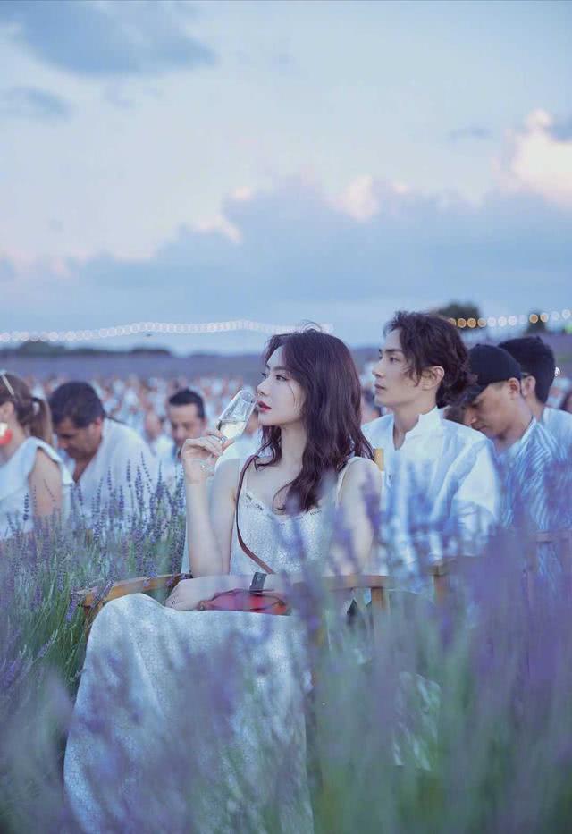 戚薇李承铉夫妇合体在国外亮相,穿白色吊带连衣裙清纯可爱