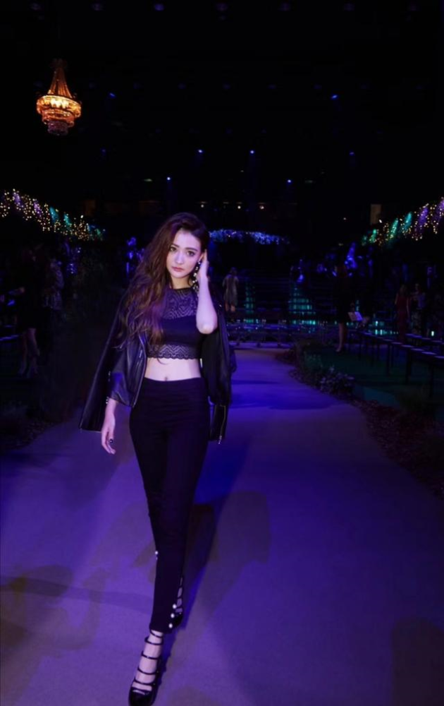 徐璐黑色透视露脐背心配皮衣又飒又美,气场A爆
