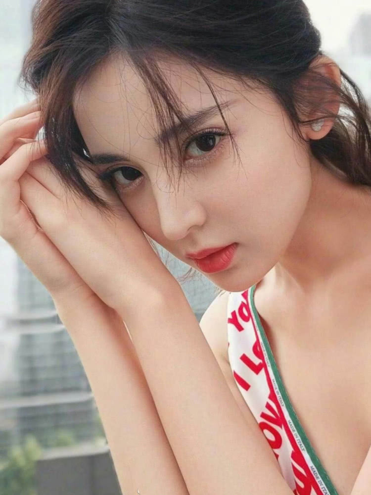 古力娜扎和吴宣仪同穿星星裙装造型,到底谁看起来更甜美?